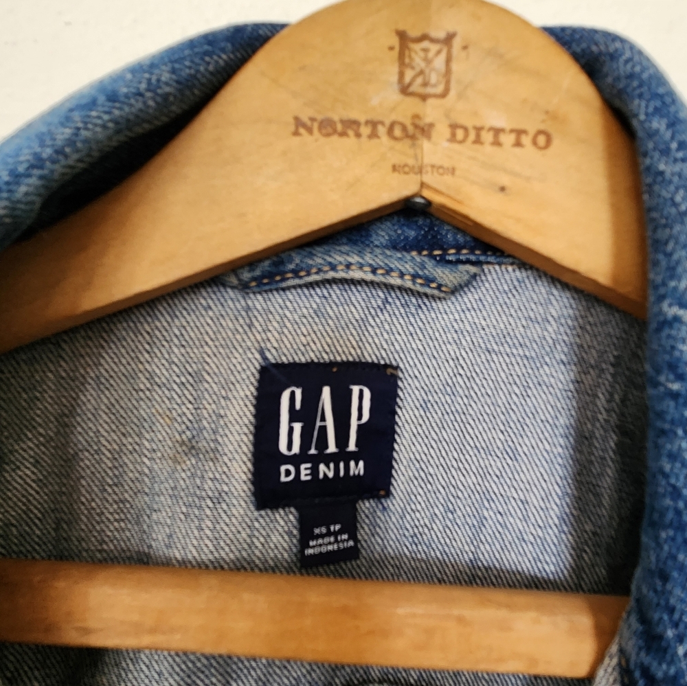 Gap Denim Jacket Size XS Women's Oversized Boyfriend Fit - Picture 3 of 5